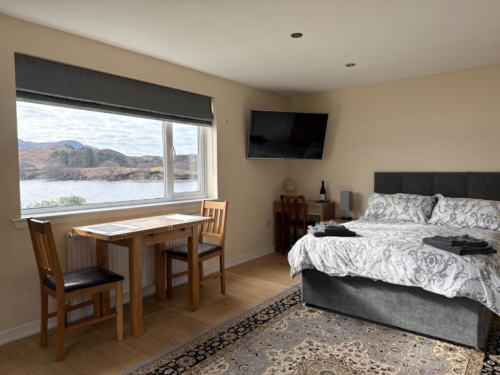 Postel nebo postele na pokoji v ubytování Loch Morar Private Suite