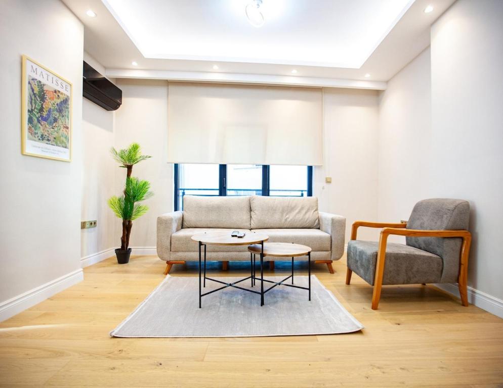 una sala de estar con un sofá y una mesa en Mayer Skycon Residence in Beşiktaş 2, en Estambul