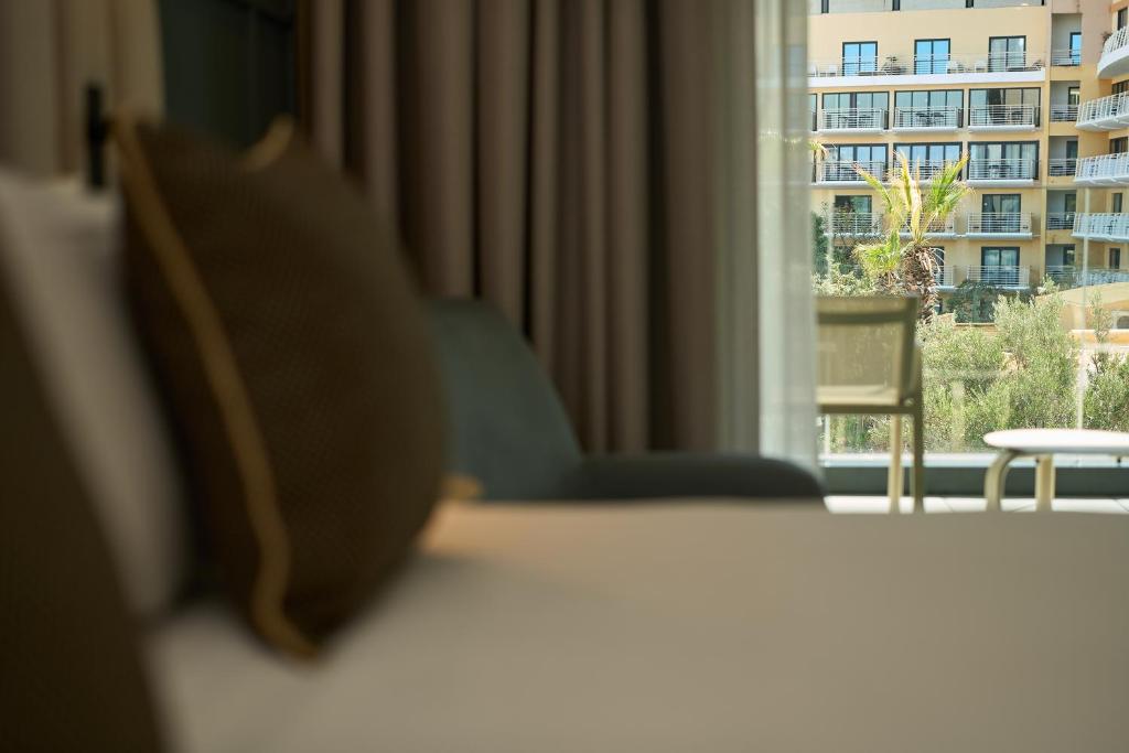 Postel nebo postele na pokoji v ubytování voco Malta by IHG