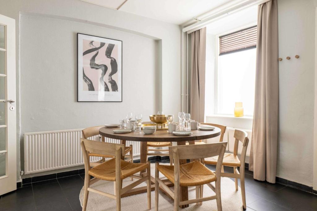 une salle à manger avec une table et des chaises dans l'établissement 2 BR Apartment in Heart of Vesterbro, à Copenhague