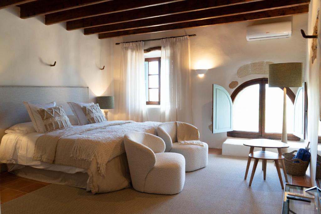 A bed or beds in a room at Reserva Rotana Golf Resort