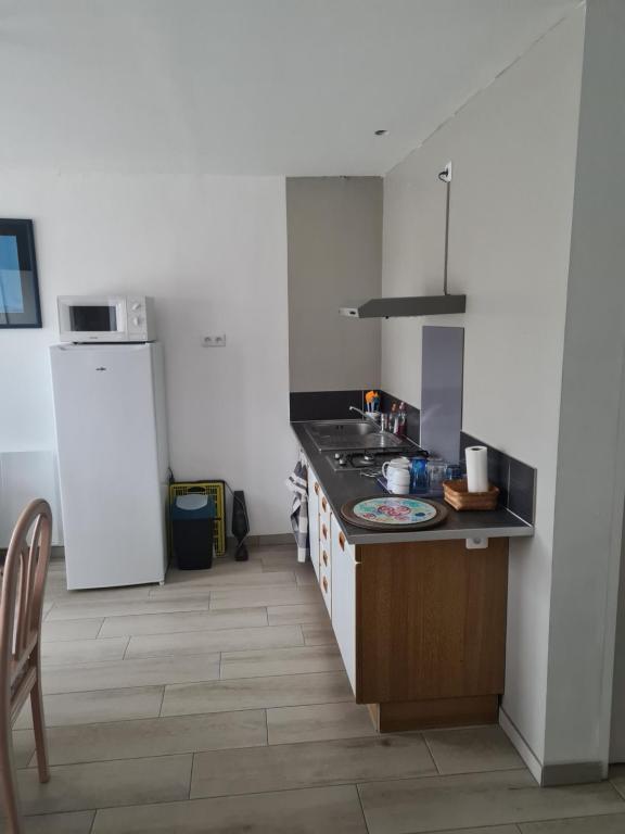 Kuchyň nebo kuchyňský kout v ubytování Appartement T2 spacieux à FREHEL