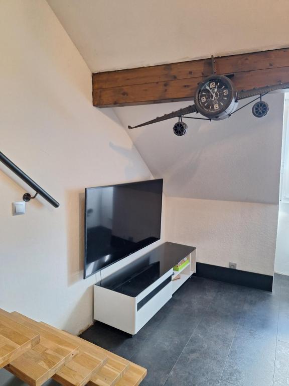 TV a/nebo společenská místnost v ubytování Chez Eric - L'Atypique