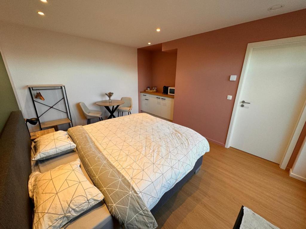Postel nebo postele na pokoji v ubytování Chambre privée avec salle de bain - accès entièrement privé
