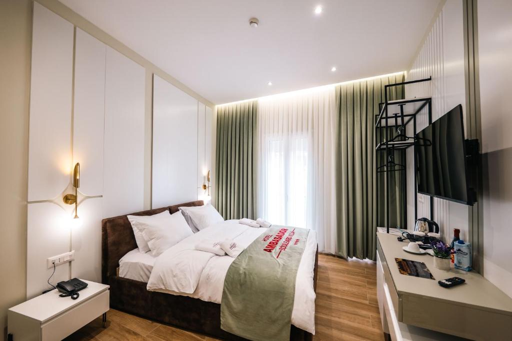 Postel nebo postele na pokoji v ubytování Ambasador Hotel