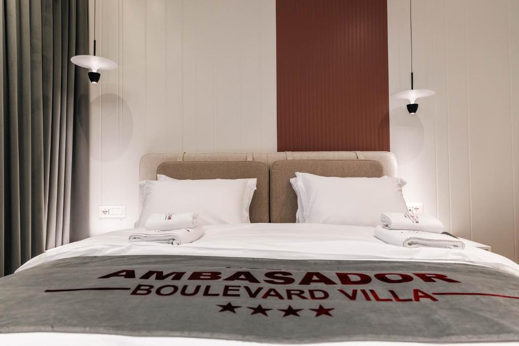 Postel nebo postele na pokoji v ubytování Ambasador Hotel