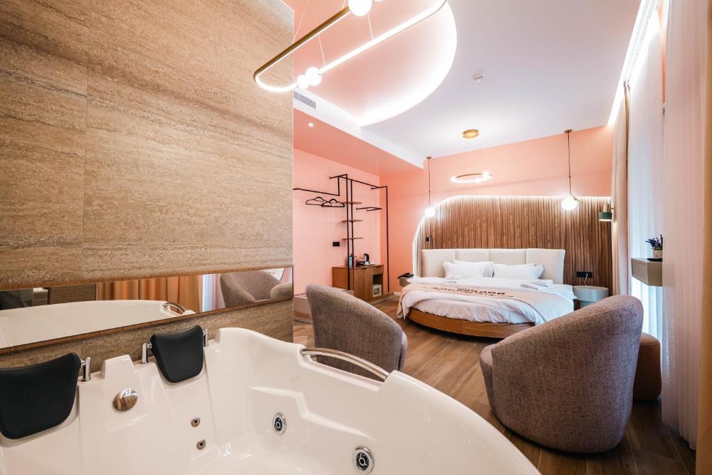 Postel nebo postele na pokoji v ubytování Ambasador Hotel