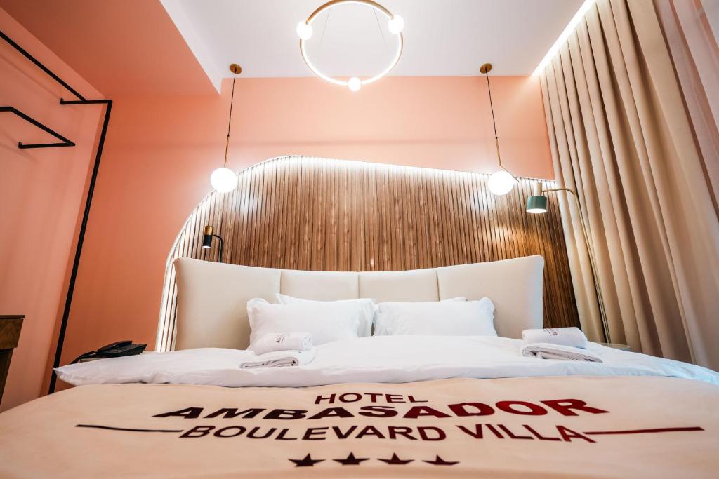 Postel nebo postele na pokoji v ubytování Ambasador Hotel