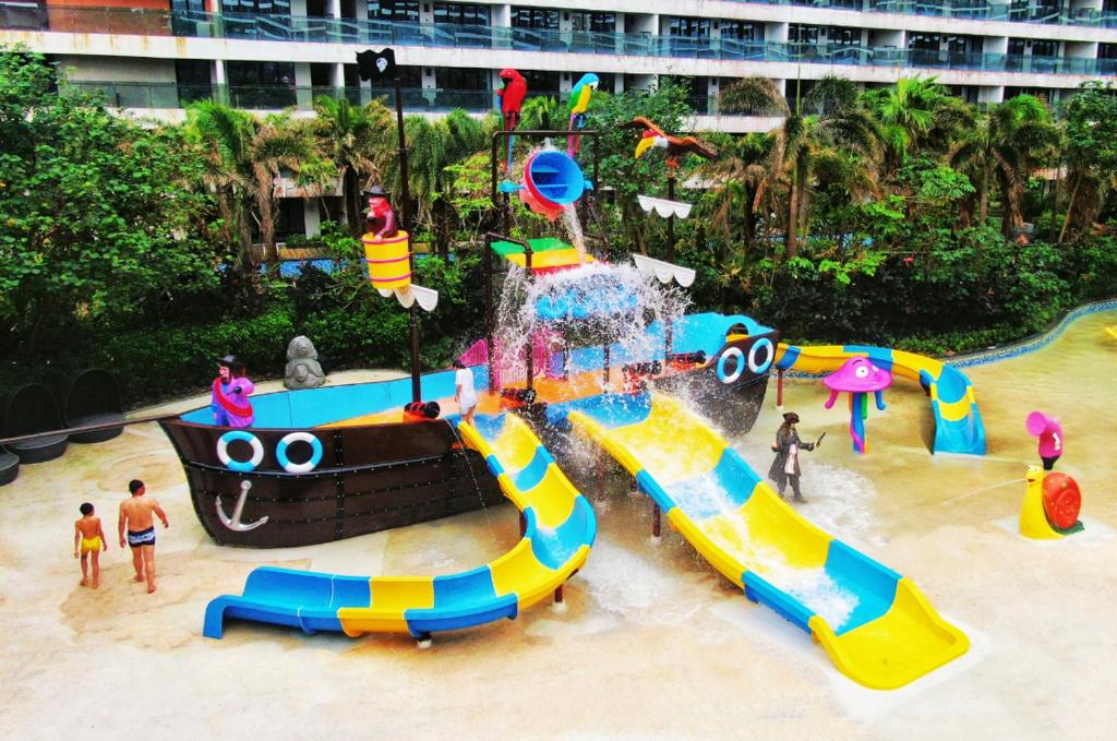 Bazén v ubytování Howard Johnson Sandalwoods Resort Huizhou nebo v jeho okolí