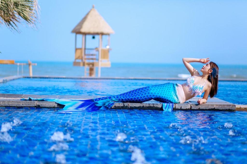 Bazén v ubytování Howard Johnson Sandalwoods Resort Huizhou nebo v jeho okolí