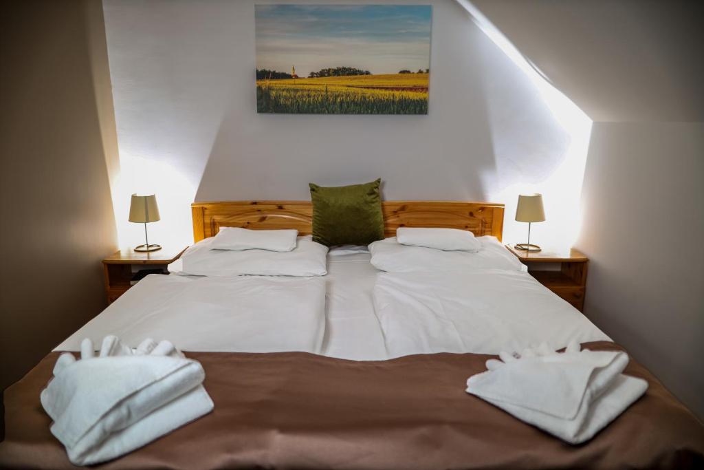 Posteľ alebo postele v izbe v ubytovaní Land-Plan Hotel