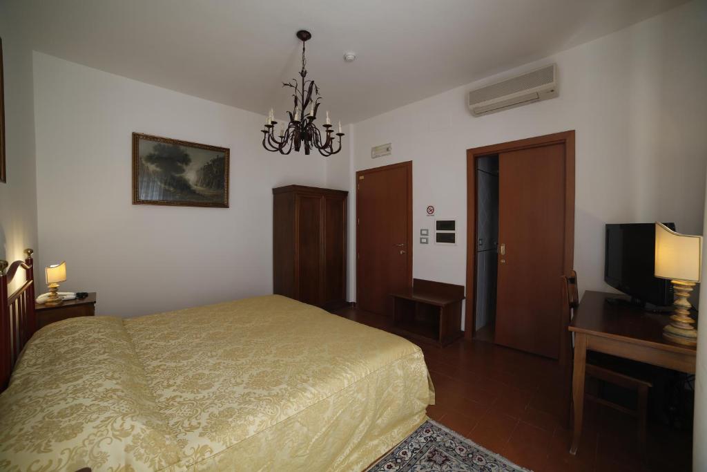 Łóżko lub łóżka w pokoju w obiekcie Hotel Luna