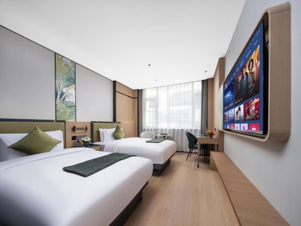 Postel nebo postele na pokoji v ubytování Yiwu Defeng Hotel