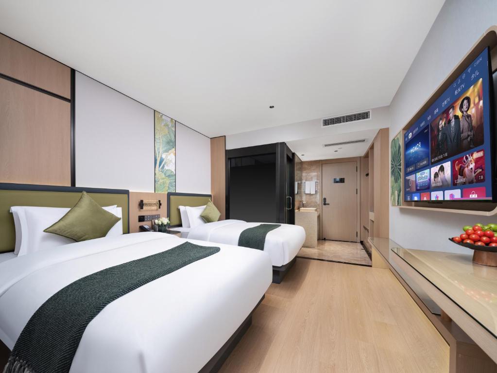 Postel nebo postele na pokoji v ubytování Yiwu Defeng Hotel