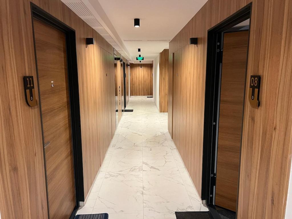 un corridoio con porte in legno e un corridoio con corridorngthngthngthngthngthngthngthngth di Uno Retreat Residence a Braşov