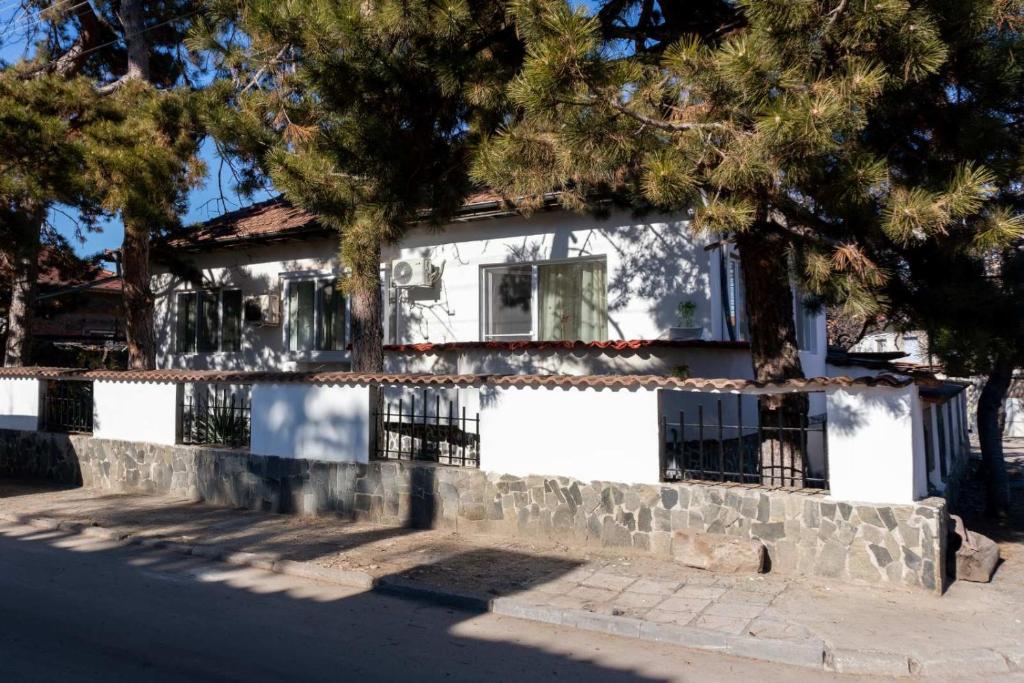 Το κτήριο όπου στεγάζεται  η παραθεριστική κατοικία