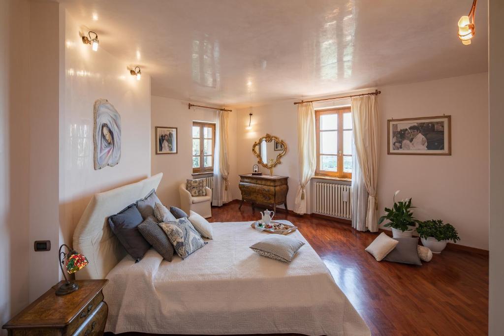 une chambre avec un grand lit dans une pièce dans l'établissement Corte della Luna, à Cortone