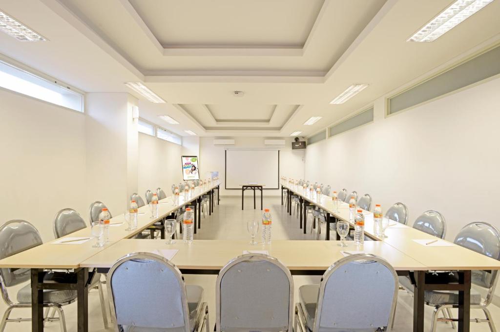 El área de trabajo o centro de convenciones de POP! Hotel Diponegoro