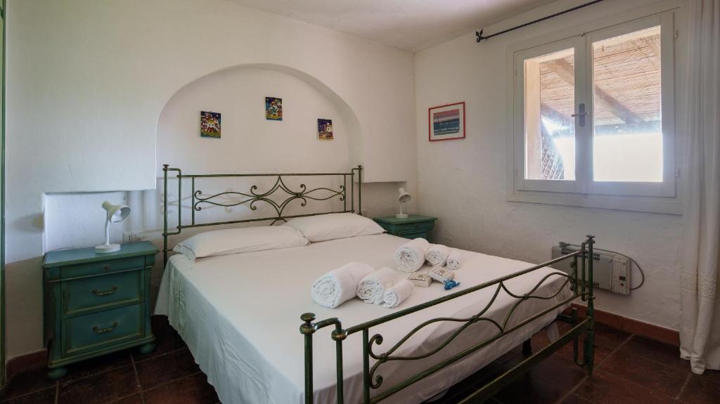 a bedroom with a bed with two teddy bears on it at Appartamento Emerald in Abbiadori