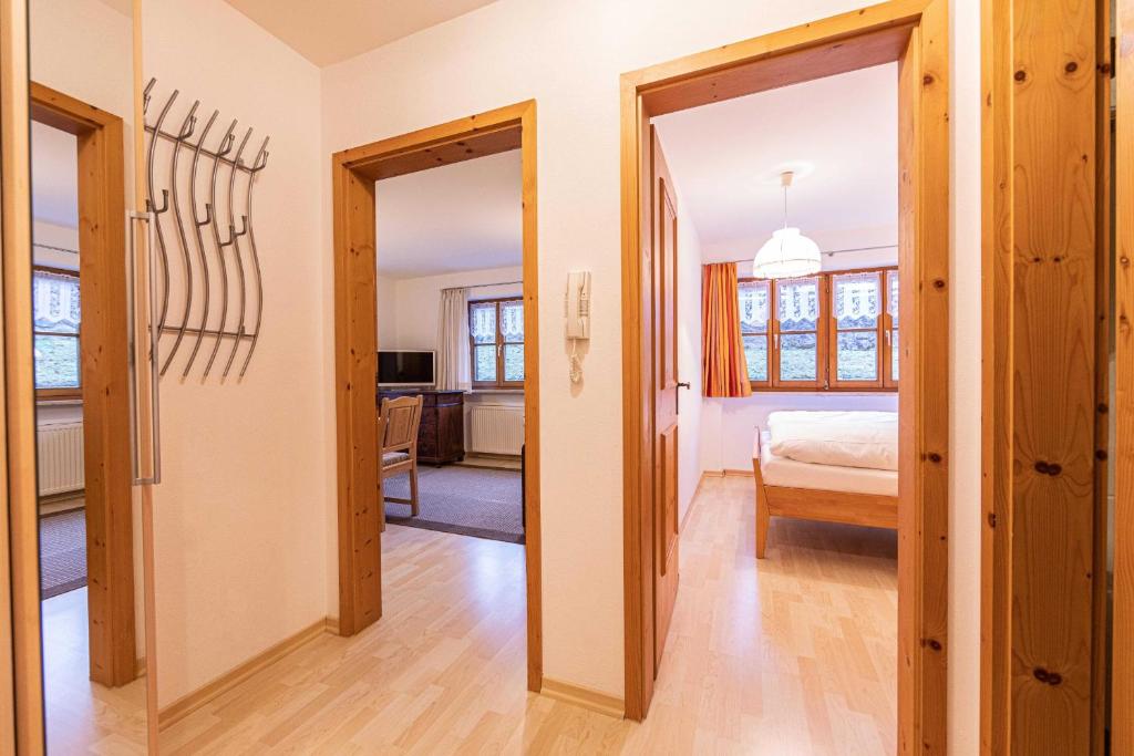 Postel nebo postele na pokoji v ubytování Ferienwohnung Waldblick - freundlich eingerichtete Ferienwohnung