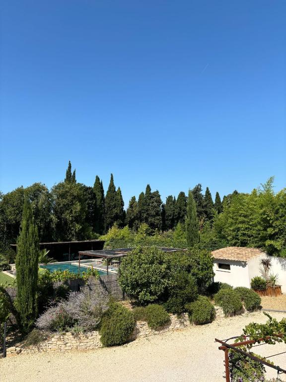 Elle offre une vue sur un jardin doté d'une piscine. dans l'établissement Le Mas des Mirabelles, à Cabannes