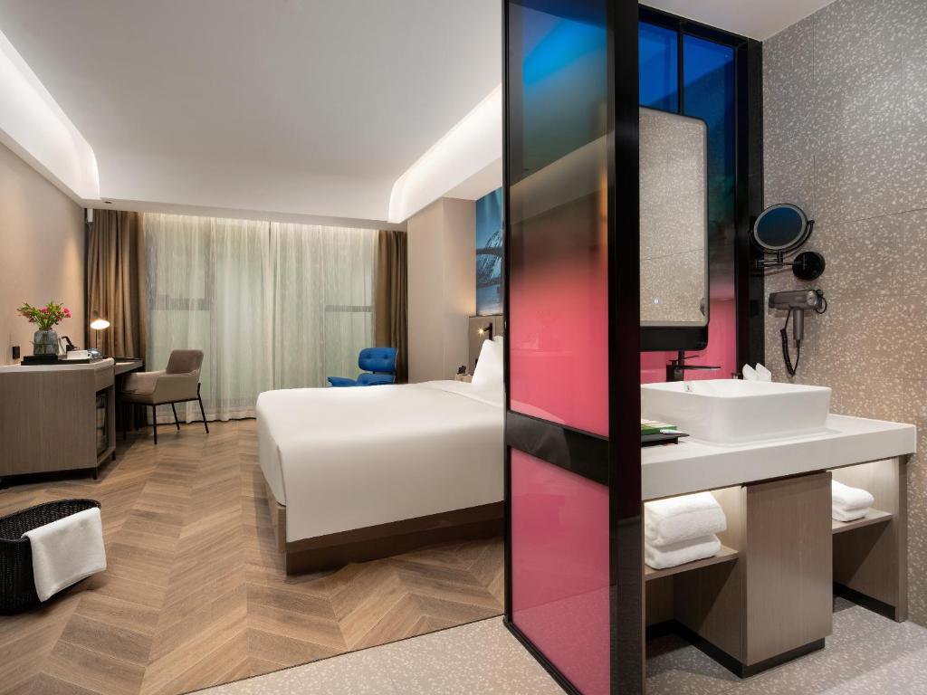 Postel nebo postele na pokoji v ubytování Echarm PLUS International Hotel Zhujiang New Town Wuyangcun Metro Station - Free Deliver Service to Canton Fair Complex During Canton Fair Period