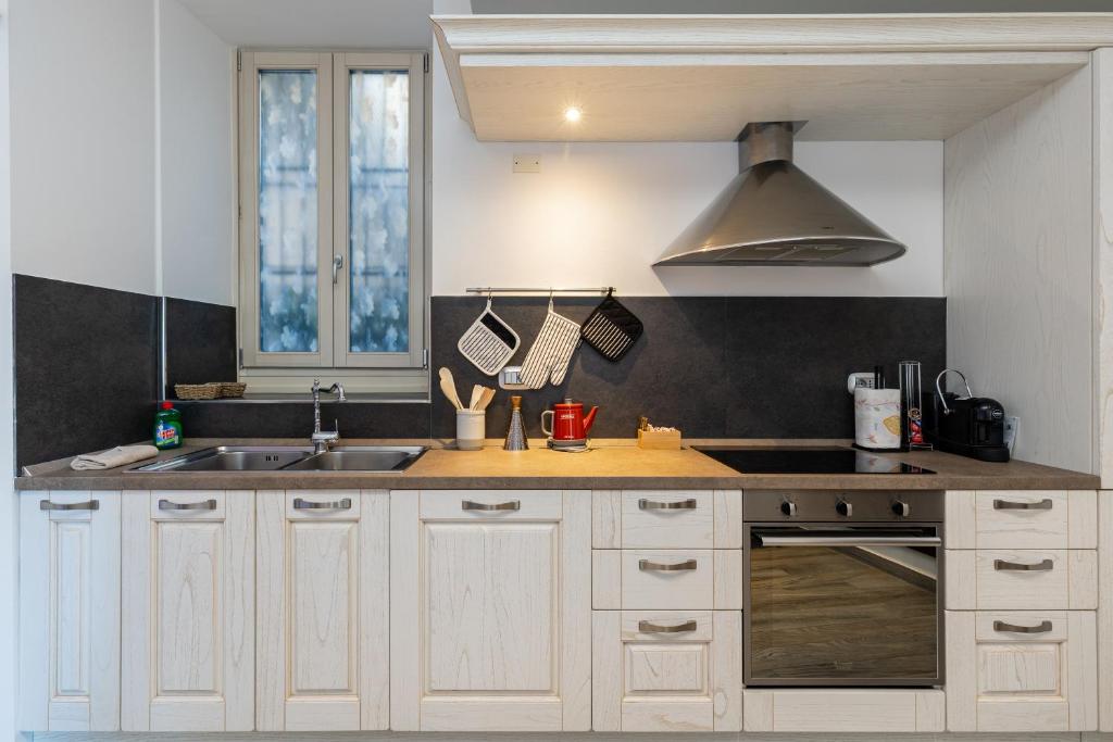 Kuchnia lub aneks kuchenny w obiekcie La Corte - Seta apartment Bellagio