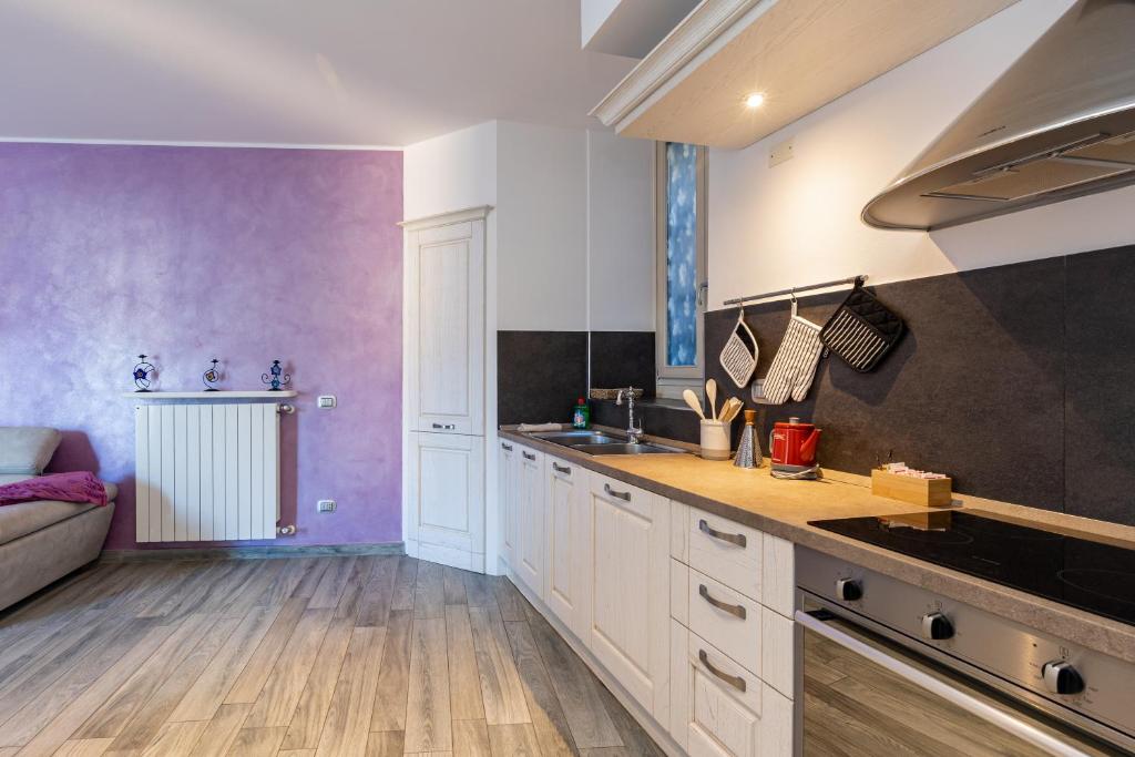 Kuchnia lub aneks kuchenny w obiekcie La Corte - Seta apartment Bellagio