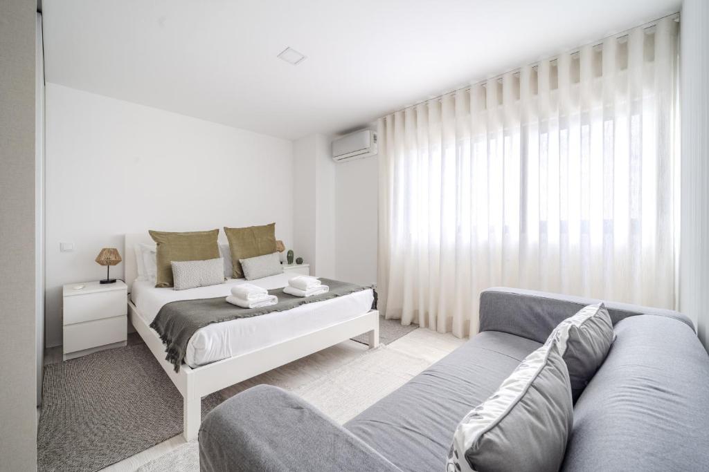 Central Lodge Flat by House and People