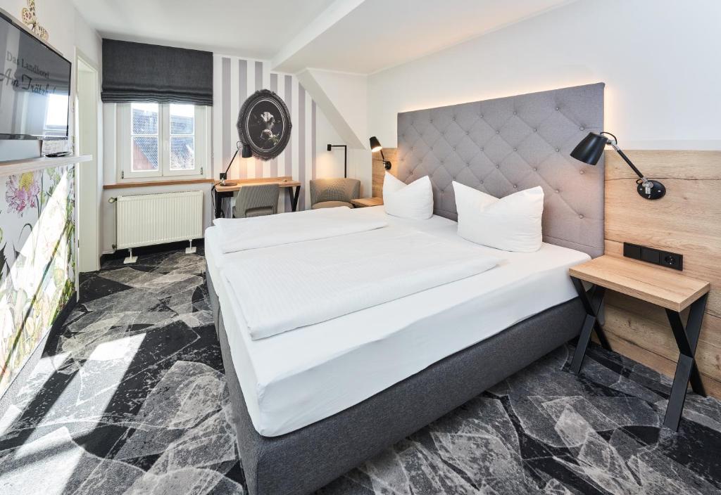 Postel nebo postele na pokoji v ubytování Das Landhotel am Trätzhof Fulda