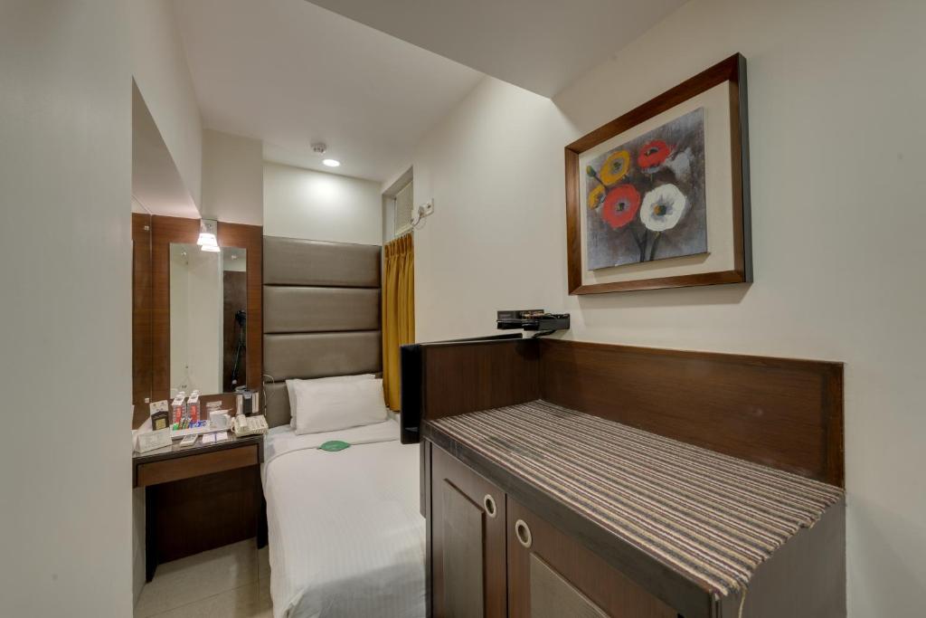 Una cama o camas en una habitación de Hotel Suba Galaxy Mumbai