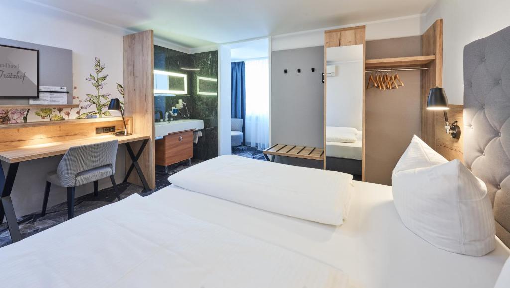 Postel nebo postele na pokoji v ubytování Das Landhotel am Trätzhof Fulda
