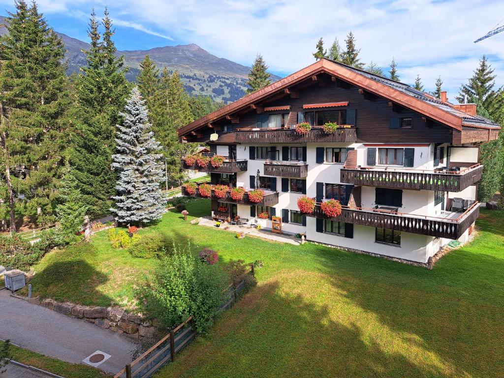 a large building with flowers on the front of it at Helvetia 2005 Sr 2-ZW 2 Stock in Lenzerheide