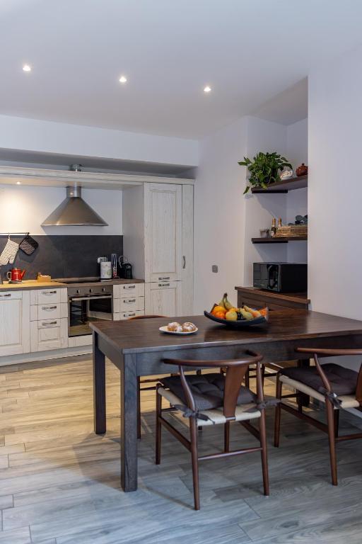 Kuchnia lub aneks kuchenny w obiekcie La Corte - Seta apartment Bellagio