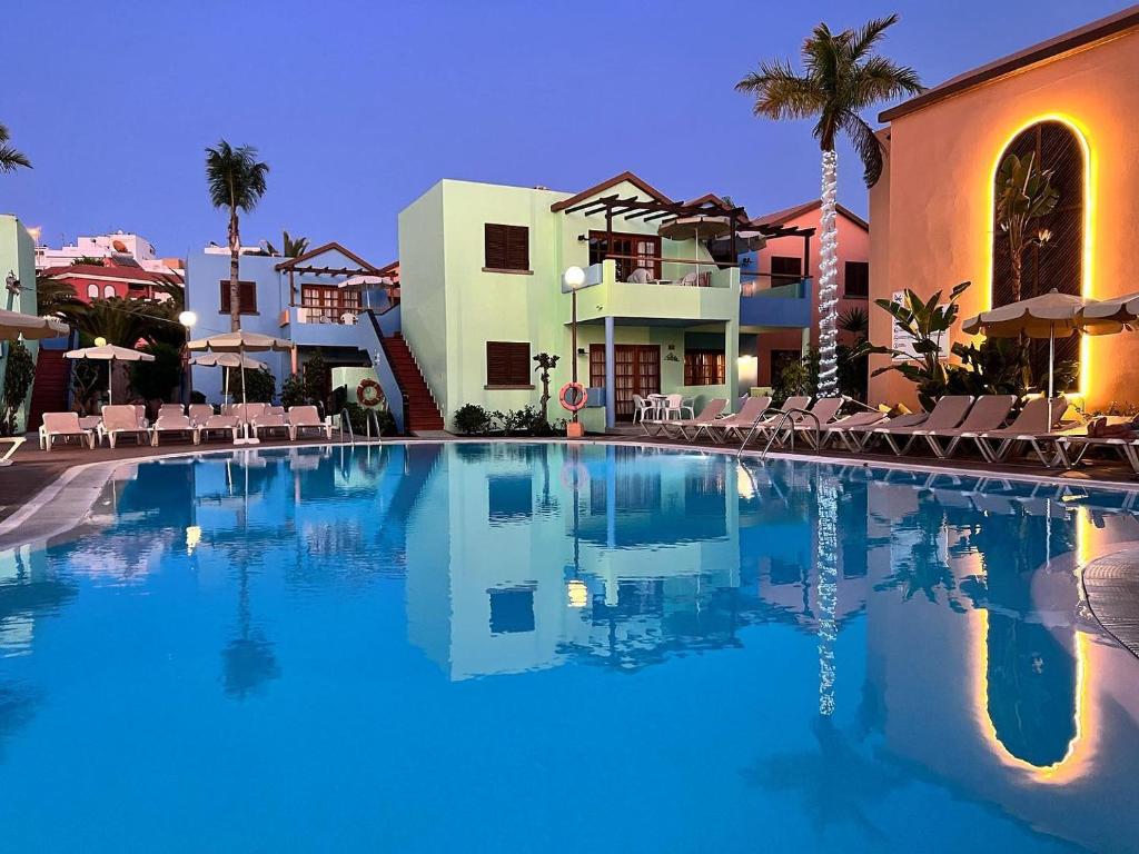 duży basen przed ośrodkiem w obiekcie Club Vista Serena w mieście Maspalomas