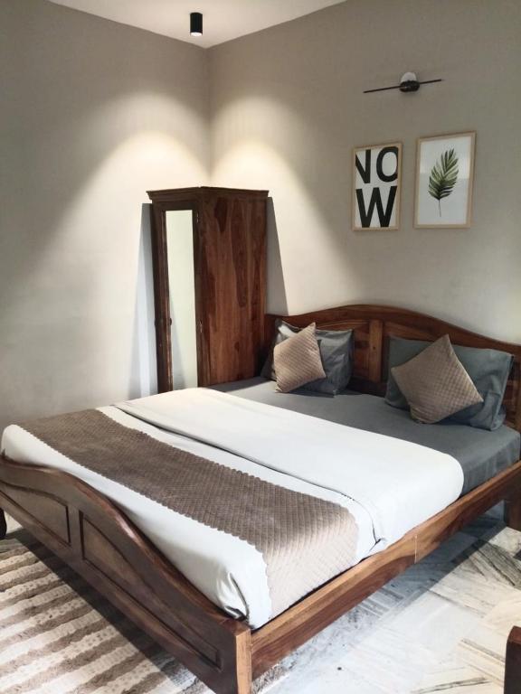 Postel nebo postele na pokoji v ubytování J Startup House, Jaipur - C Scheme