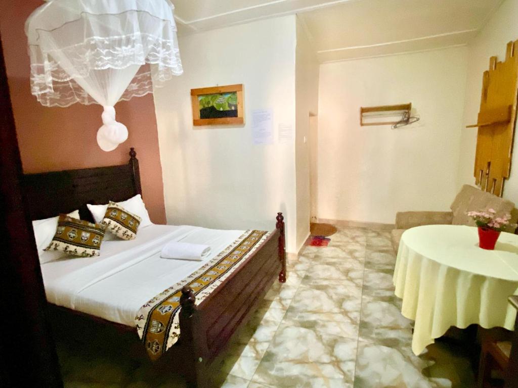 Gorilla African Guest House tesisinde bir odada yatak veya yataklar