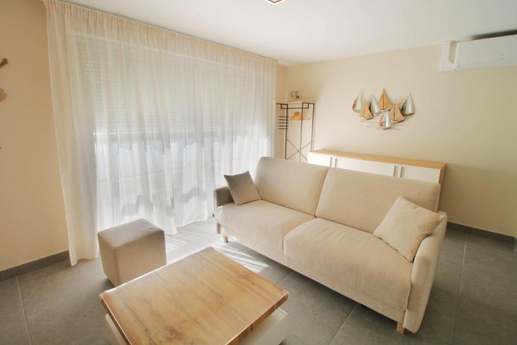 un salon avec un canapé et une table basse dans l'établissement New T3 with air conditioning 2 steps from the lake, à Aix-les-Bains