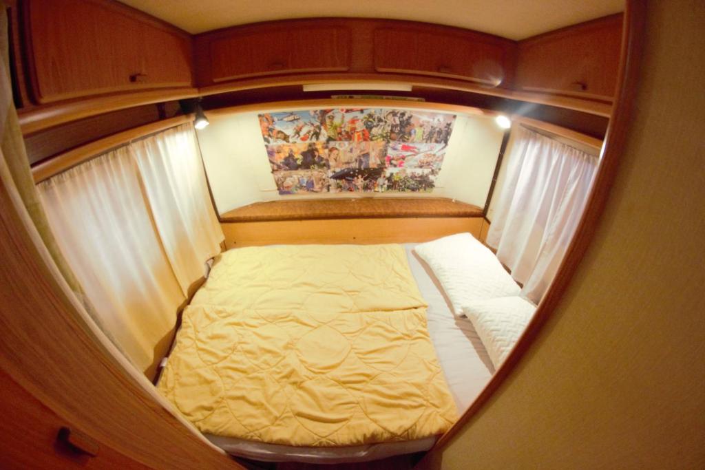 Postel nebo postele na pokoji v ubytování Karavan AIDA