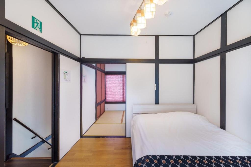 Vuode tai vuoteita majoituspaikassa 028T 大熊の家 西新宿大熊 極小ハウス 駅5分 文化学習体験 無料WiFi 個性的なバスタブ 新宿中央公園そば