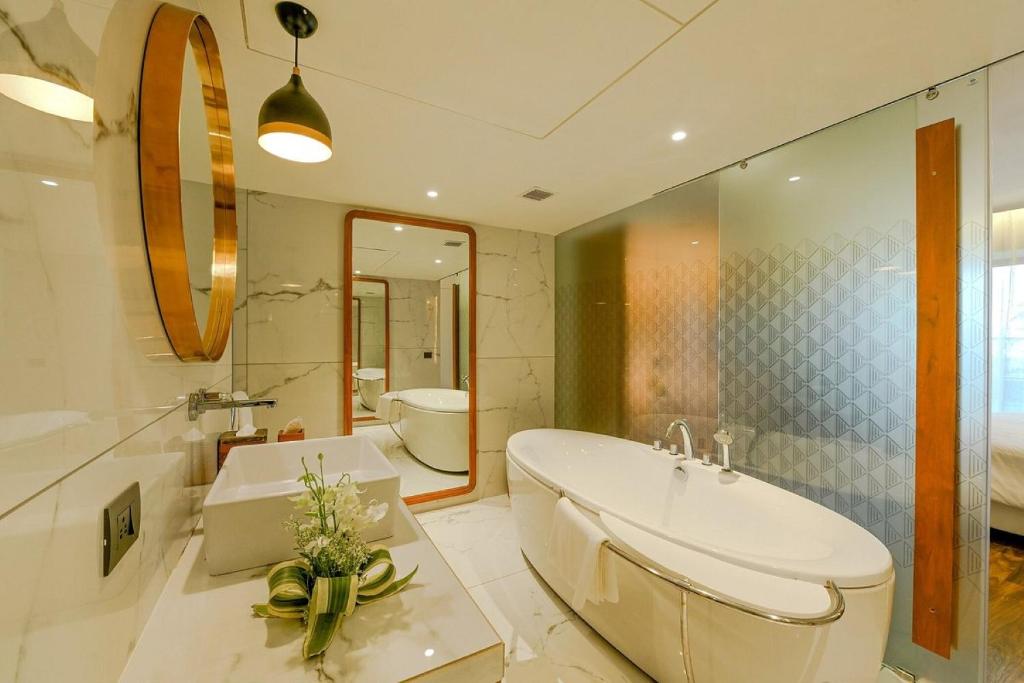 Koupelna v ubytování Welcomhotel by ITC Hotels, Ashram Road, Ahmedabad