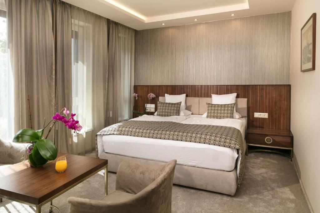 Postel nebo postele na pokoji v ubytování Hotel Kálvária Superior
