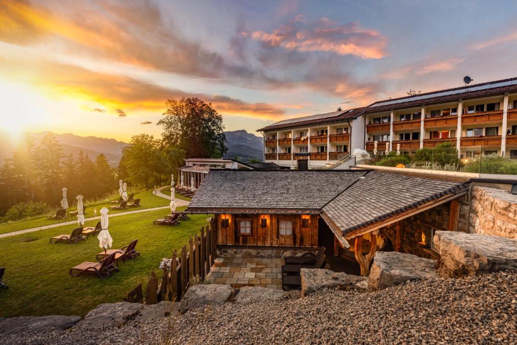 Východ nebo západ slunce při pohledu z hotelu nebo okolí