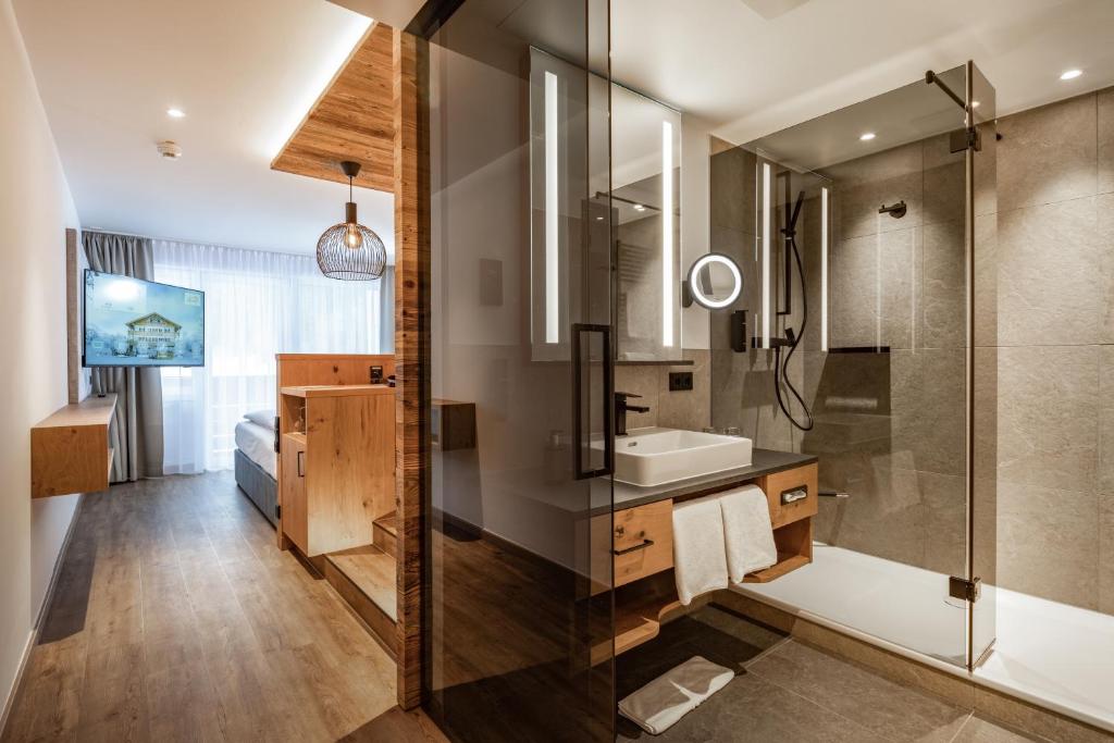 Koupelna v ubytování Alm- & Wellnesshotel Alpenhof