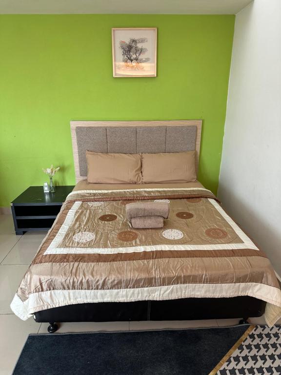 Postel nebo postele na pokoji v ubytování De Viana Apartment Homestay Wakaf Che Yeh