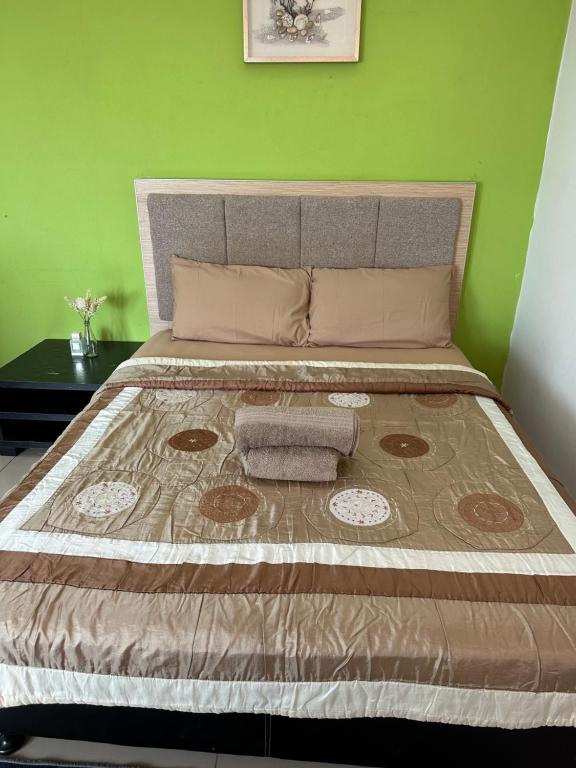 Postel nebo postele na pokoji v ubytování De Viana Apartment Homestay Wakaf Che Yeh