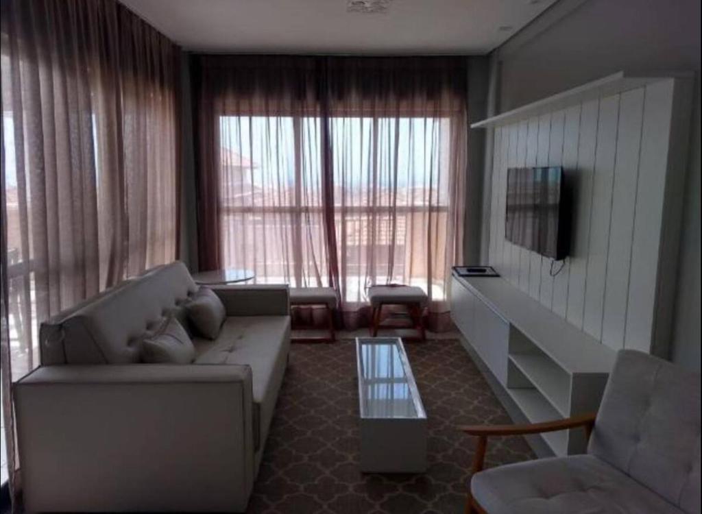 Uma TV ou centro de entretenimento em Beverly Hills-Porto das Dunas-Cobertura