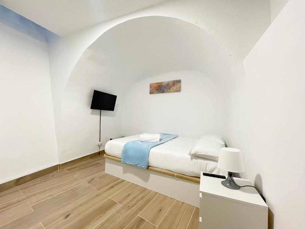 Dormitorio blanco con cama y lámpara en Cerca del centro y luminoso, en Madrid