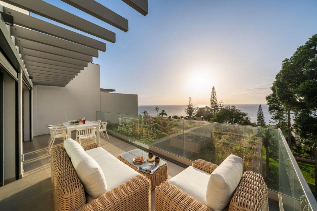 una casa con balcón con vistas al océano en Acqua Residence II by An Island Apart, en Funchal