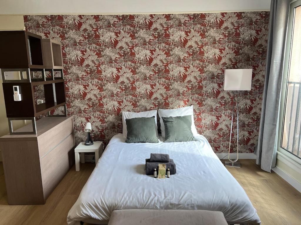 - une chambre avec un lit et un mur rouge et blanc dans l'établissement Le Tassigny #Central #Quiet #Air conditioning #Wifi, à Cannes